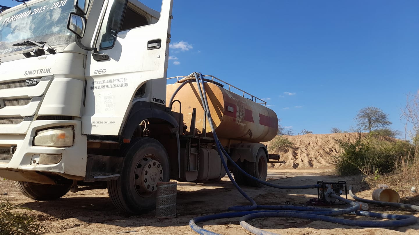 Acarreo de agua en las comunidades para paliar la extrema sequia