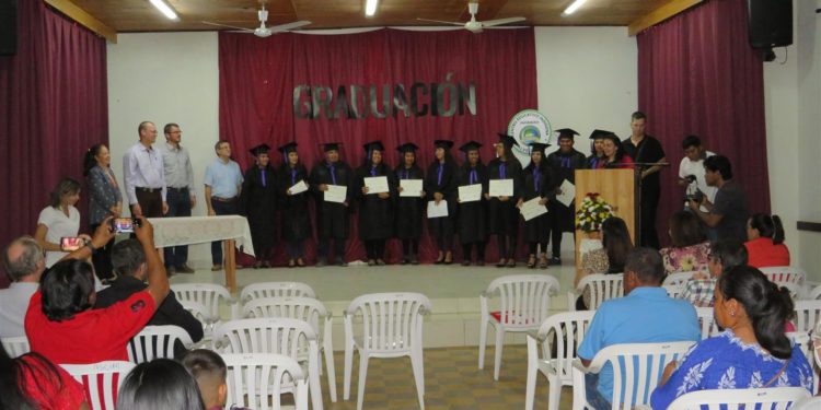 Técnicos superiores en enfermería de Yalve Sanga se graduaron este lunes.