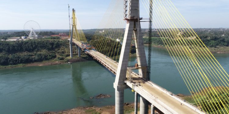 Dovelas del Puente de la Integración están a 17 metros de unirse en su tramo central Dovelas del Puente de la Integración están a 17 metros de unirse en su tramo central