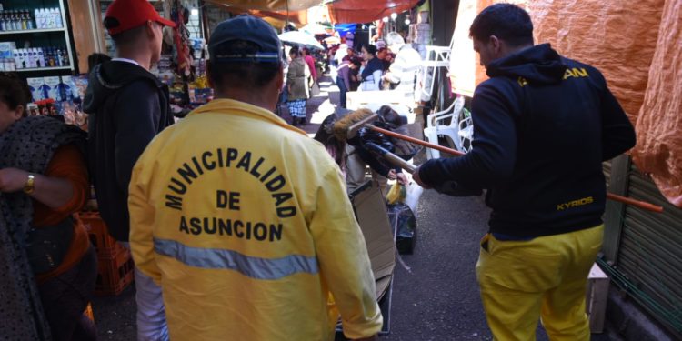 Activan campaña de limpieza denominada «No seas puerco» en el mercado municipal n°04