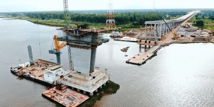 Puente Héroes del Chaco: culminó izaje de vigas de lado Costanera Norte