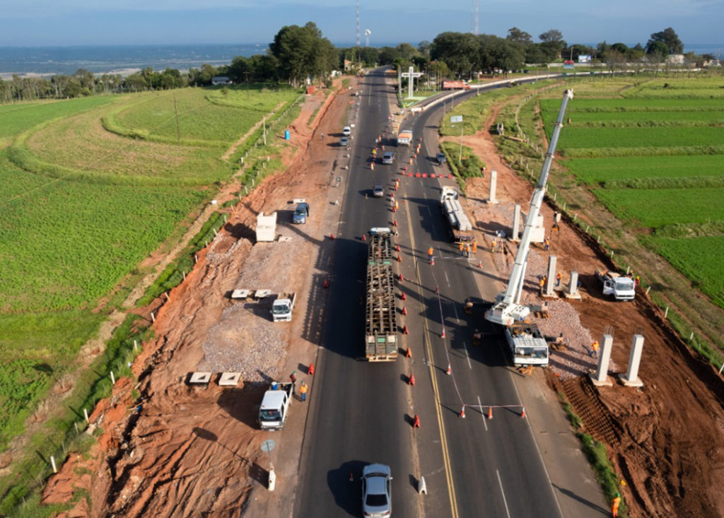 Ruta PY02: iniciaron montaje de vigas de la pasarela peatonal en el km 48,3