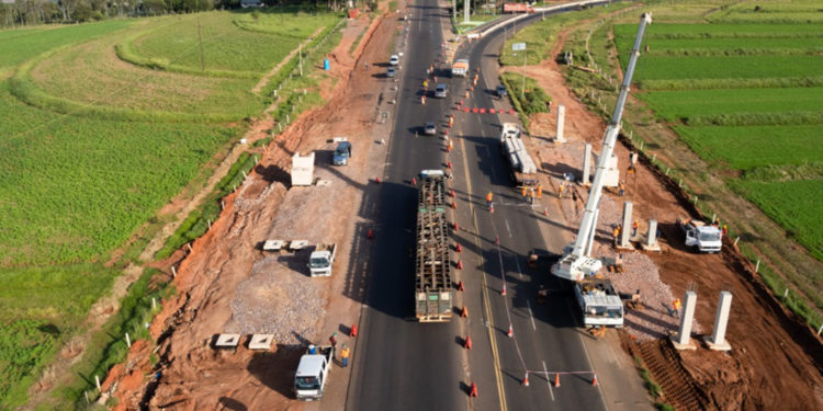 Ruta PY02: iniciaron montaje de vigas de la pasarela peatonal en el km 48,3