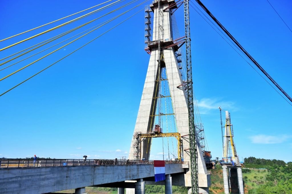 Dovelas del Puente de la Integración están a 53 metros de unirse en su tramo central