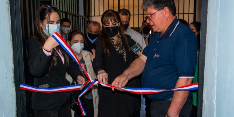 Donan centenares de libros para becados universitarios en la Unidad Penitenciaria Industrial Esperanza