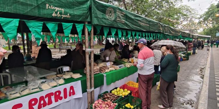 De la finca familiar a la mesa del consumidor: Feria de la Agricultura Familiar ya recaudó más de G 5.301 millones. De la finca familiar a la mesa del consumidor: Feria de la Agricultura Familiar ya recaudó más de G 5.301 millones.