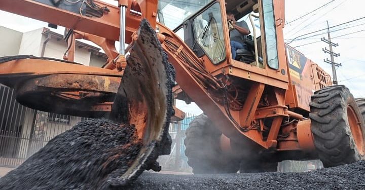 Se iniciaron trabajos de regularización asfáltica sobre empedrado en el casco urbano de Ñemby