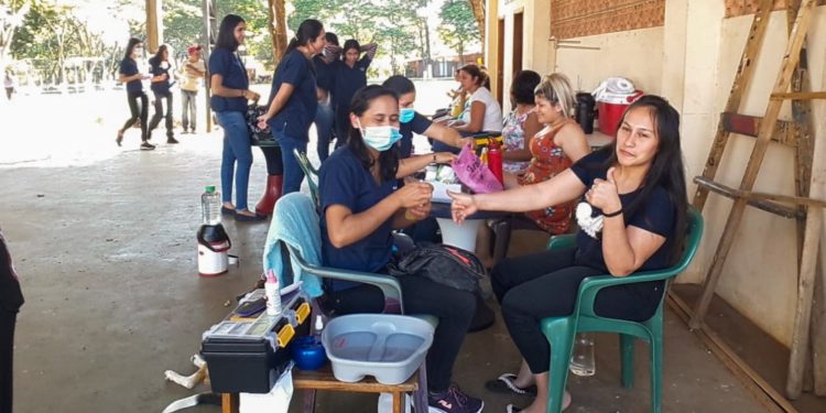 Voluntarios ofrecieron un día de belleza en el penal de Villarrica