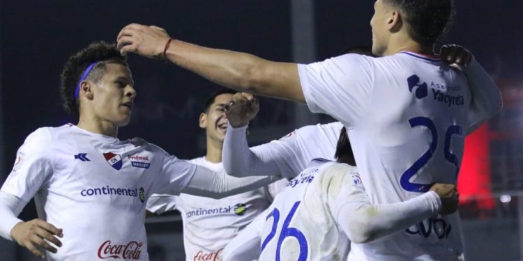 El Tricolor goleó al Danzarín en el Arsenio Erico