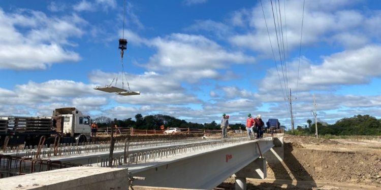 Montan vigas para el puente de Derivación de la Defensa Costera de Pilar