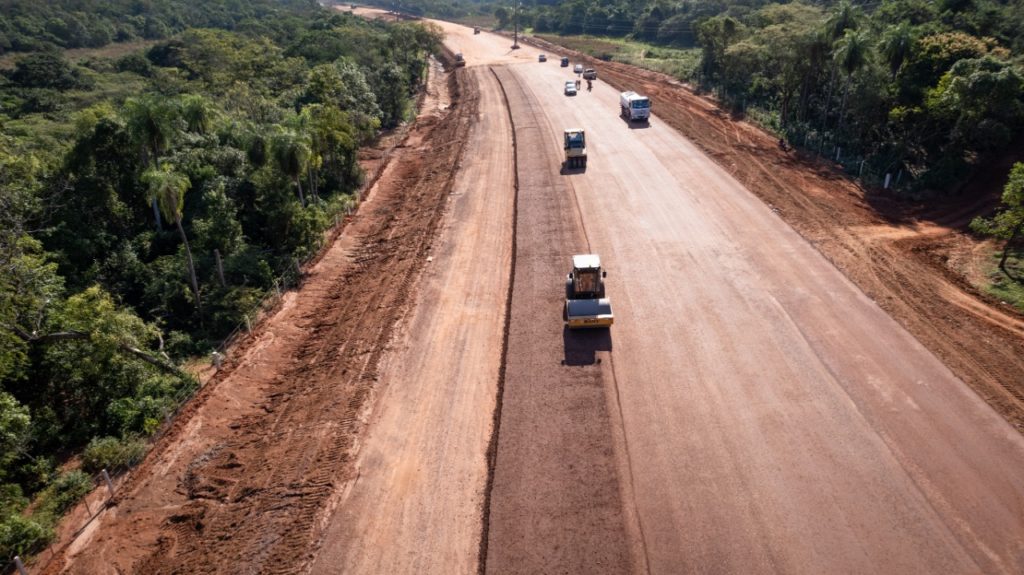 Duplicación de la ruta PY02: arrancó extendido de la segunda capa de base granular en Caacupé