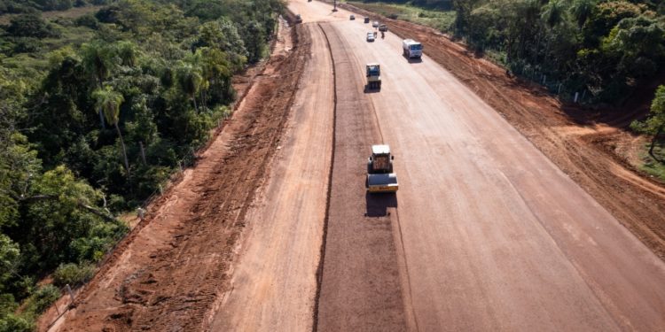 Duplicación de la ruta PY02: arrancó extendido de la segunda capa de base granular en Caacupé