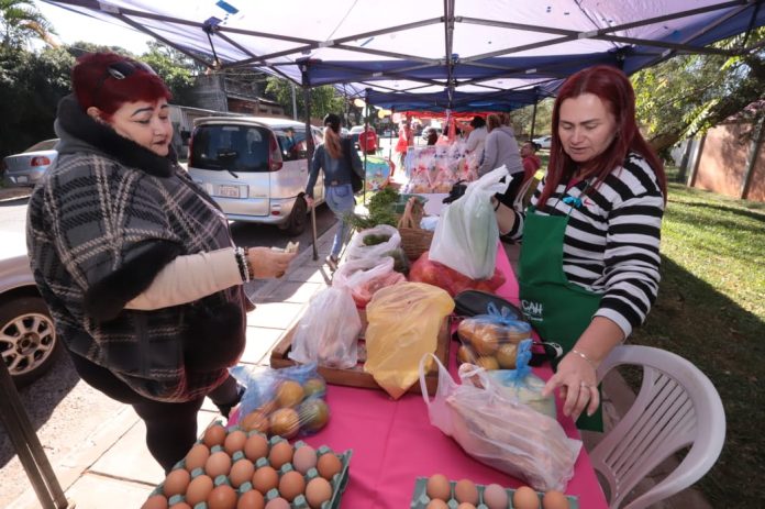Mujeres emprendedoras realizan feria por el Día de la Amistad en el Centro Ciudad Mujer