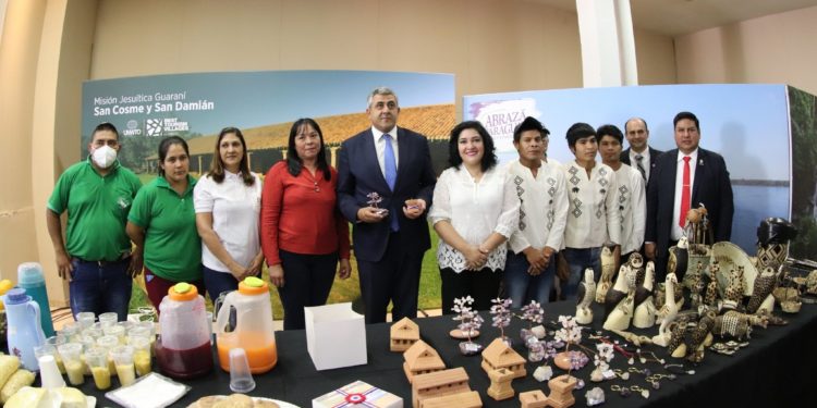 Secretario de la OMT entregó distinción a San Cosme y San Damián como mejor pueblo turístico