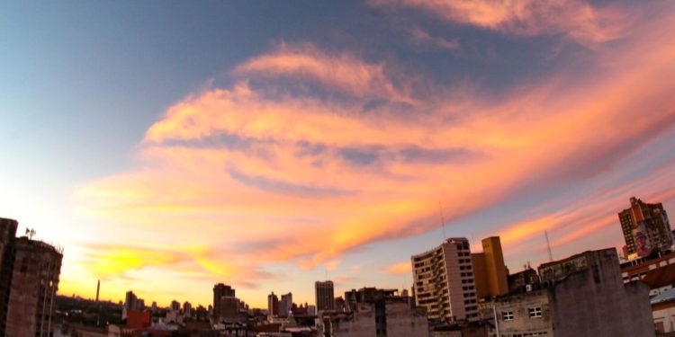 Viernes cálido a caluroso con lluvias dispersas