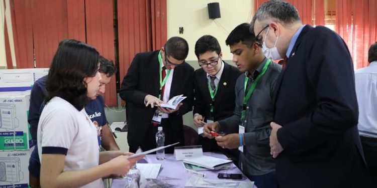 Estudiantes validaron útiles escolares para el año lectivo 2023