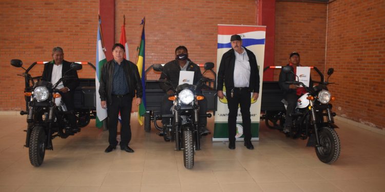 Municipalidad de Loma Plata entregó motocarros a líderes de comunidades indígenas