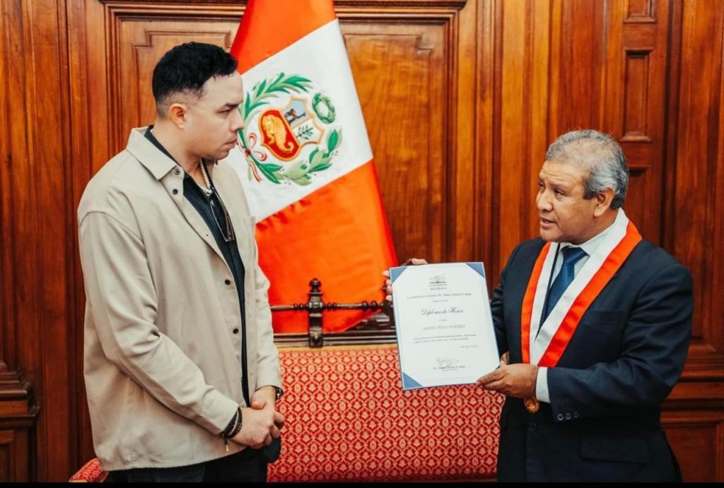 Alex Zurdo recibe reconocimiento en Perú por su trayectoria e influencia sobre la juventud del país