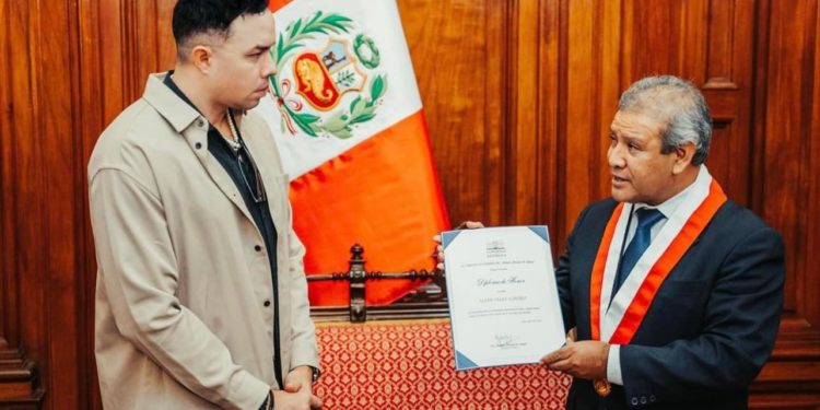 Alex Zurdo recibe reconocimiento en Perú por su trayectoria e influencia sobre la juventud del país Alex Zurdo recibe reconocimiento en Perú por su trayectoria e influencia sobre la juventud del país