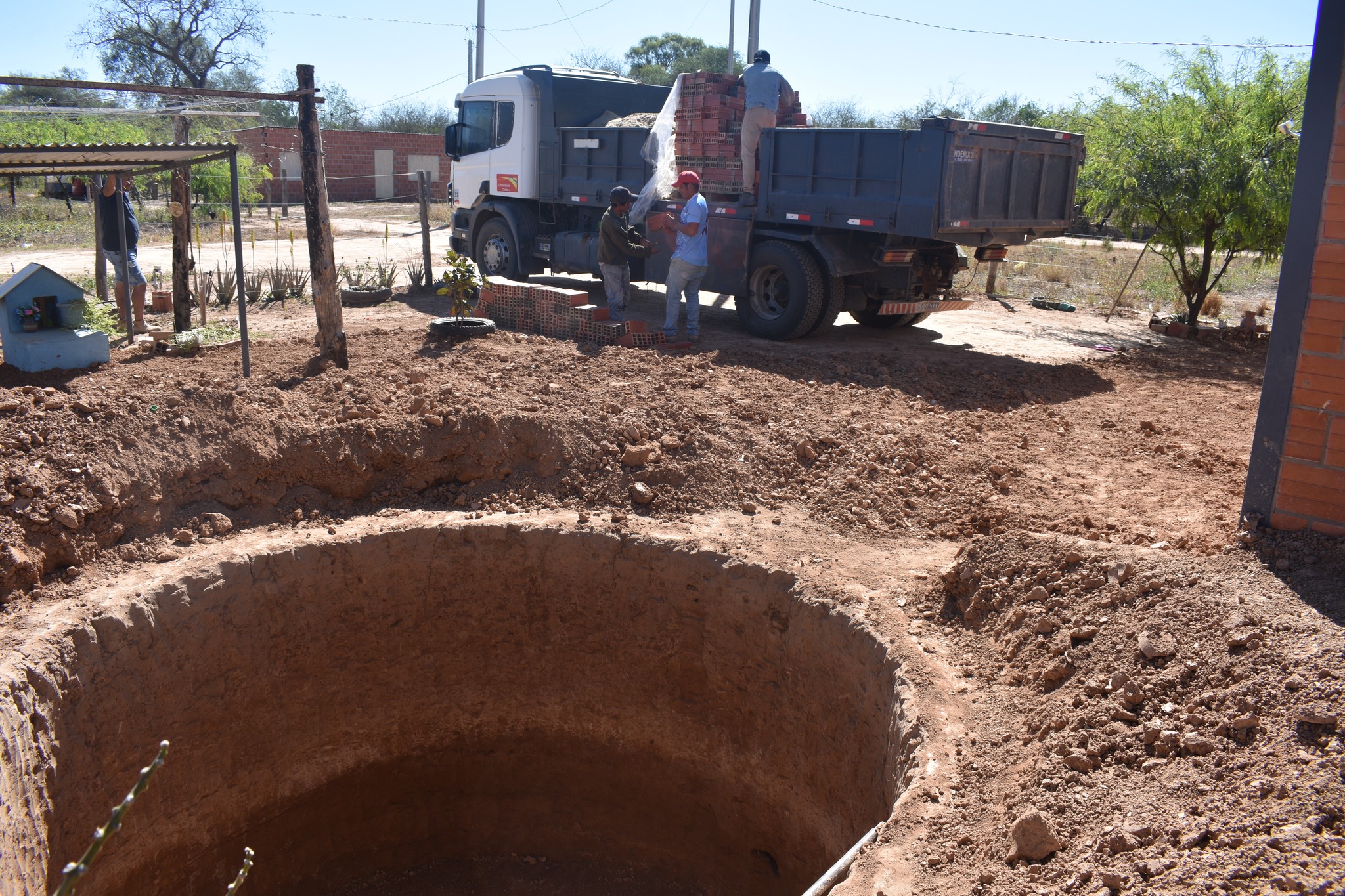 Realizan construcción de aljibes para las familias con aportes de la Municipalidad de Loma Plata