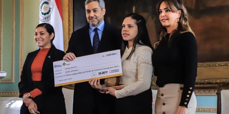 Gobierno Nacional entregó fondos a jóvenes artesanos