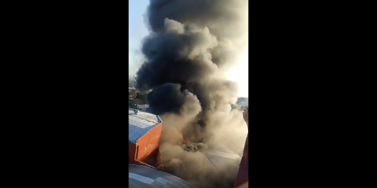 Arrasa el fuego en el mercado municipal N° 04