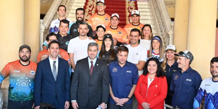Presidente recibió la visita de atletas de Expedición Guaraní Paraguay