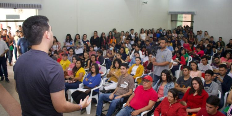 Más de 500 jóvenes de Caaguazú firman renovación de Becas de la SNJ Más de 500 jóvenes de Caaguazú firman renovación de Becas de la SNJ