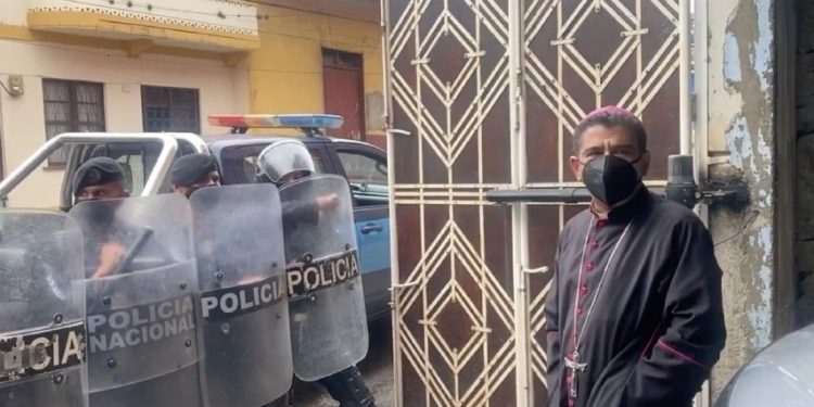 Policía de Nicaragua asaltó sede episcopal y arrestó al obispo Rolando Álvarez Policía de Nicaragua asaltó sede episcopal y arrestó al obispo Rolando Álvarez