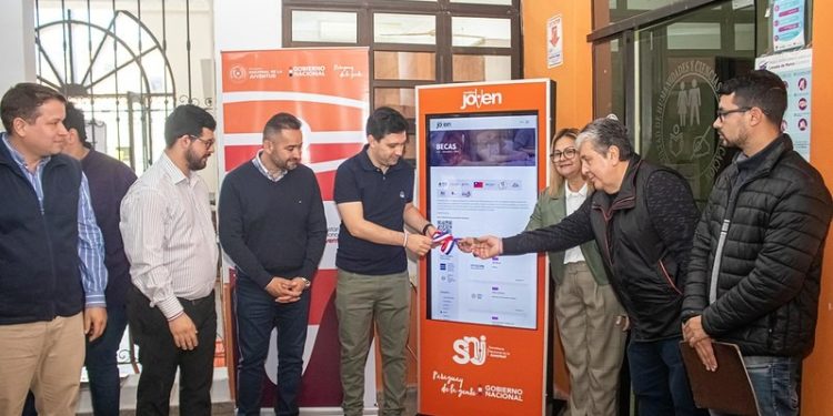 Jóvenes de Ñeembucú reciben Becas Juventud sin distinción de afiliación partidaria