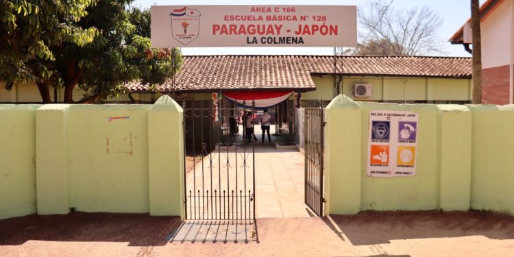 Itaipú entregó un lote de mobiliarios a escuela pública de la colmena