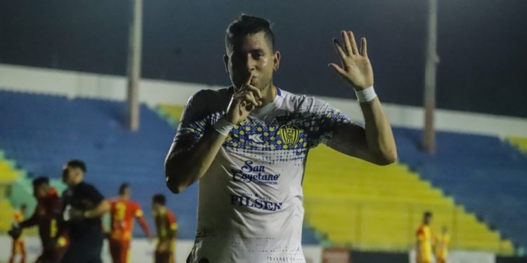 El Kure Luque mira a todos desde arriba