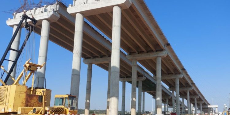 Finalizó colocación de vigas del Puente Héroes del Chaco Finalizó colocación de vigas del Puente Héroes del Chaco