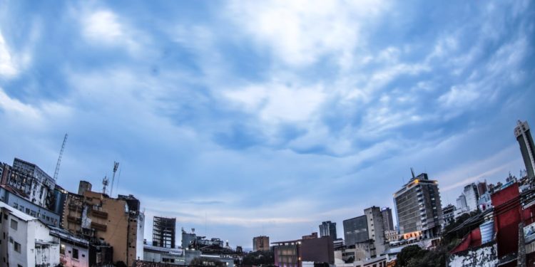 Meteorología pronostica un día fresco a cálido con vientos variables Meteorología pronostica un día fresco a cálido con vientos variables