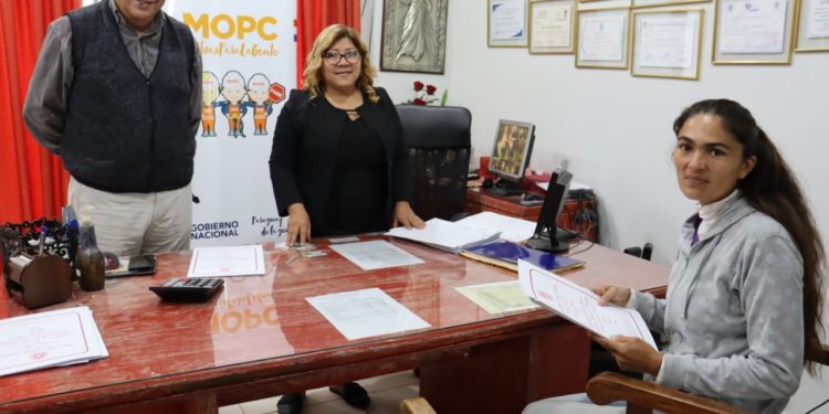 MOPC entregó títulos de propiedad a bañadenses que fueron reasentados