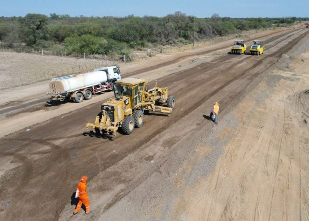 Se inició la colocación de la base asfáltica en Línea Sur, Boquerón