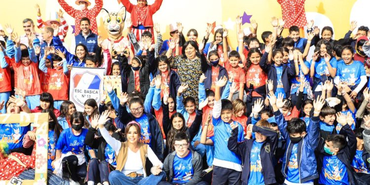 Unos 2.000 niños celebraron su día en Mburuvicha Róga.