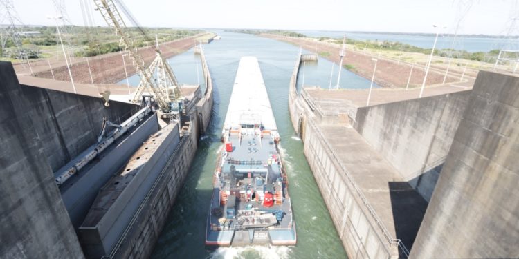 Esclusa de Yacyretá permitió el paso de 20.500 toneladas de arroz Esclusa de Yacyretá permitió el paso de 20.500 toneladas de arroz