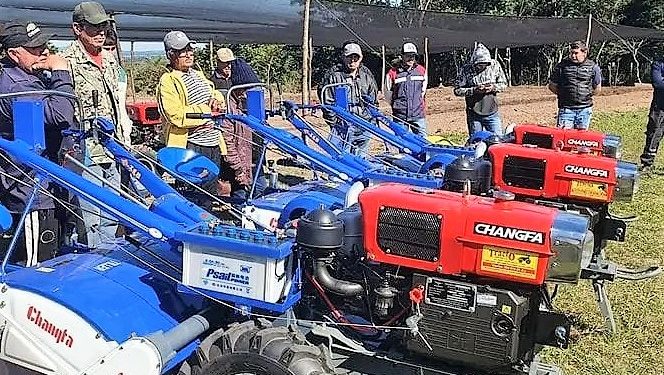 Productores de Caazapá reciben maquinarias para optimizar preparación de suelo Productores de Caazapá reciben maquinarias para optimizar preparación de suelo