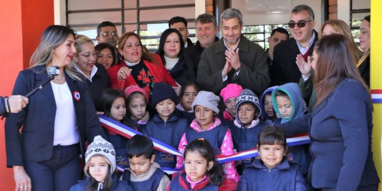 Gobierno habilita obras de viviendas, aulas, estadio deportivo y sistemas de agua en el distrito de Emboscada