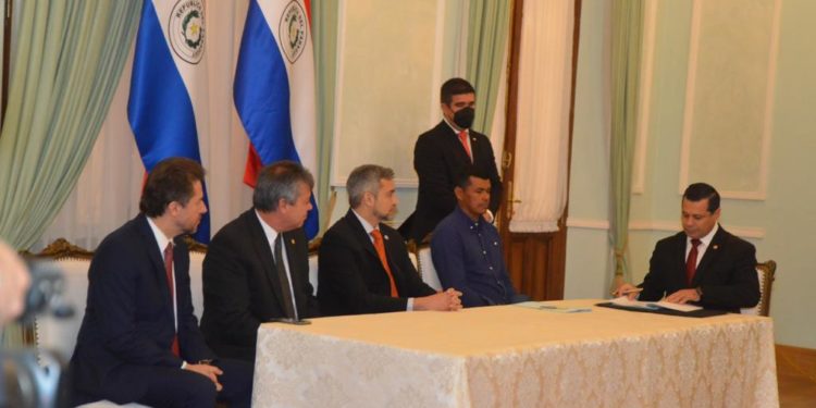 La ANDE firma contrato para construir la primera planta de energía solar en el Chaco