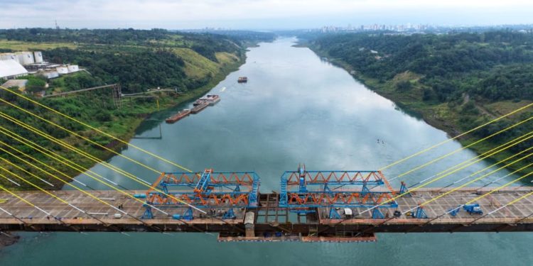 Puente de la Integración con Brasil culmina montaje del tramo central