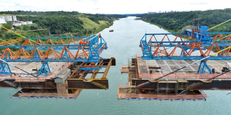 Nuevo puente con Brasil a cinco metros de unirse en su tramo central