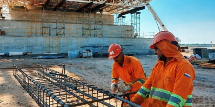 Puente Héroes del Chaco: sigue montaje de los carros de avance mientras pilonos van ganando altura