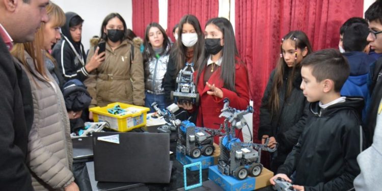 Ministerio de Trabajo entregó certificados a más de 70 niños que culminaron el curso de robótica Ministerio de Trabajo entregó certificados a más de 70 niños que culminaron el curso de robótica