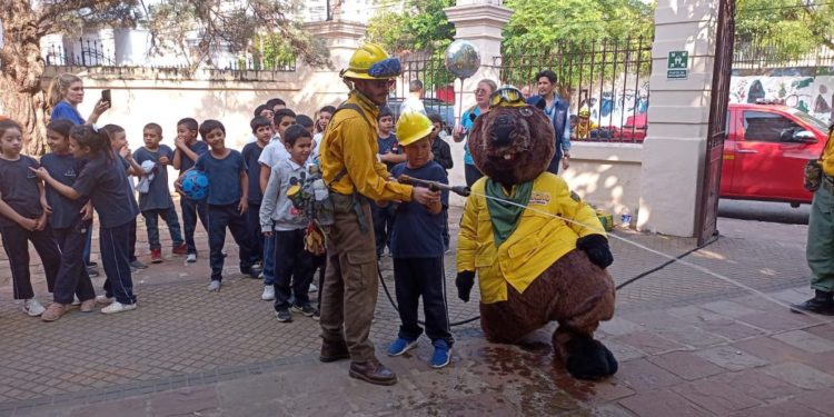 Campaña #NoEnciendasUnaTragedia llega a estudiantes de colegio capitalino