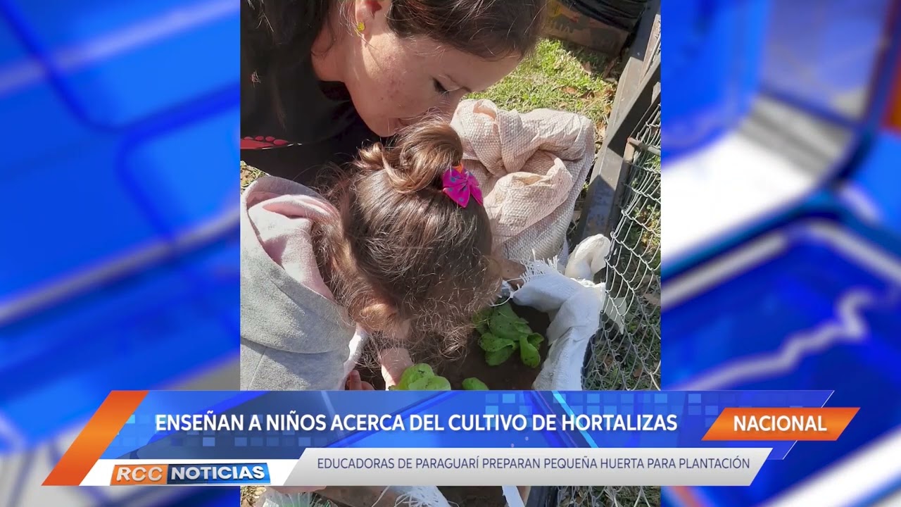 Fomentan a niños acerca del cultivo de hortalizas en una pequeña huerta.