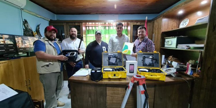 Municipalidad de Mariscal Estigarribia recibió donación de equipos electrónicos para planificación territorial del distrito