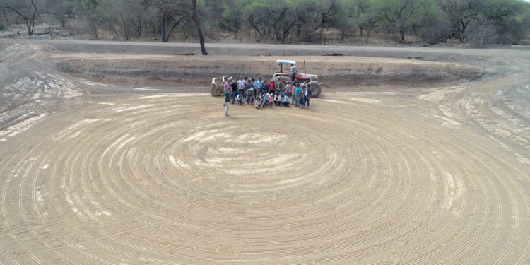 Municipalidad de Mariscal Estigarribia instaló nuevo tajamar para comisión de productores