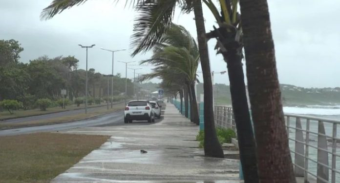 El huracán Fiona tocó tierra en la costa de República Dominicana con lluvias y vientos de más de 100 km por hora